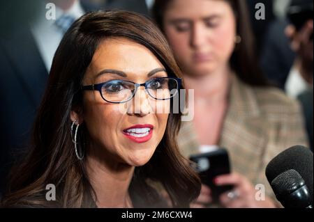 Washington, Usa. 03. Januar 2023. USA Repräsentantin Lauren Boebert (R-CO) spricht mit Reportern in den USA Kapitol. Kredit: SOPA Images Limited/Alamy Live News Stockfoto