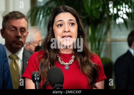 Washington, Usa. 03. Januar 2023. USA Repräsentantin Stephanie Bice (R-OK) spricht mit Reportern in den USA Kapitol. Kredit: SOPA Images Limited/Alamy Live News Stockfoto