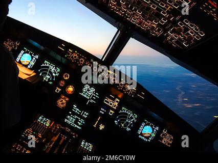 Cockpit eines Passagierflugzeugs. Blick vom Cockpit während Stockfoto