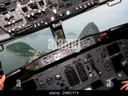 Cockpit eines Passagierflugzeugs. Blick vom Cockpit während Stockfoto