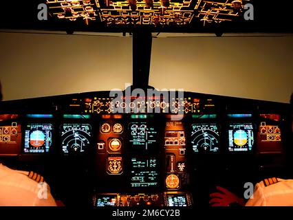 Cockpit eines Passagierflugzeugs. Blick vom Cockpit während Stockfoto