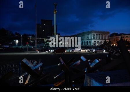 Kiew, Ukraine. 03. Januar 2023. PanzerabwehrIgel sind auf dem Independence Square zu sehen, während die Lichter die dunkle Hauptstraße Kiews beleuchten. Die russische Armee führte massive Raketen- und Kamikaze-Drohnenangriffe auf die ukrainische Energieinfrastruktur durch. Russland marschierte am 24. Februar 2022 in die Ukraine ein und löste damit den größten militärischen Angriff in Europa seit dem Zweiten Weltkrieg aus Kredit: SOPA Images Limited/Alamy Live News Stockfoto