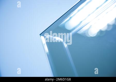 Glas, Spiegel Reflexion Formen und Schatten. Close-up Details. Stockfoto