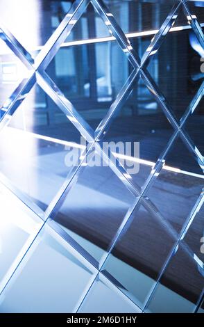 Glas, Spiegel Reflexion Formen und Schatten. Close-up Details. Stockfoto