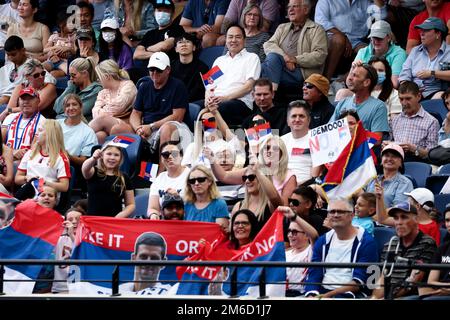 Adelaide, 3. Januar 2023. Die serbischen Fans reagieren auf dem Memorial Drive am 03. Januar 2023 in Adelaide, Australien, beim Adelaide International Tennis Match zwischen Novak Djokovic aus Serbien und Constant Lestienne aus Frankreich. Kredit: Peter Mundy/Speed Media/Alamy Live News Stockfoto