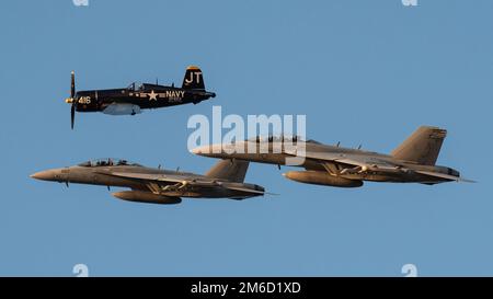 Ein historischer Flug bestehend aus einer F-4U Corsair aus dem Zweiten Weltkrieg und zwei modernen USA Navy E/A-18G Growlers vom Whidbey Island Naval Air Station, Washington, führt im Rahmen der Flugshow „Thunder over Louisville“ am 23. April 2022 eine Luftdemonstration über den Ohio River im Zentrum von Louisville, Ky, durch. Die diesjährige Veranstaltung feierte den 75. Jahrestag der US-Luftwaffe. Stockfoto