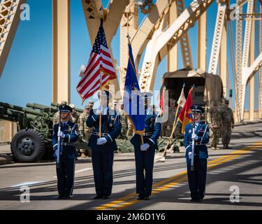 Mitglieder der Ehrengarde des 123. Airlift Wing der Kentucky Air National Guard präsentieren die Farben während der Eröffnungszeremonie der Flugshow „Thunder over Louisville“ im Zentrum von Louisville, Ky., 23. April 2022. Die diesjährige Veranstaltung feierte den 75. Jahrestag der US-Luftwaffe und umfasste mehr als 30 Flugzeuge und Hubschrauber. Die Kentucky Air Guard diente als Einsatzbasis für Militärflugzeuge, die an der Show teilnahmen. Stockfoto