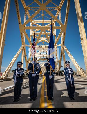 Mitglieder der Ehrengarde des 123. Airlift Wing der Kentucky Air National Guard präsentieren die Farben während der Eröffnungszeremonie der Flugshow „Thunder over Louisville“ im Zentrum von Louisville, Ky., 23. April 2022. Die diesjährige Veranstaltung feierte den 75. Jahrestag der US-Luftwaffe und umfasste mehr als 30 Flugzeuge und Hubschrauber. Die Kentucky Air Guard diente als Einsatzbasis für Militärflugzeuge, die an der Show teilnahmen. Stockfoto