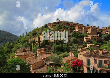 Panoramablick über die mediterrane Dorf Deja in Mallorca, Spanien Stockfoto