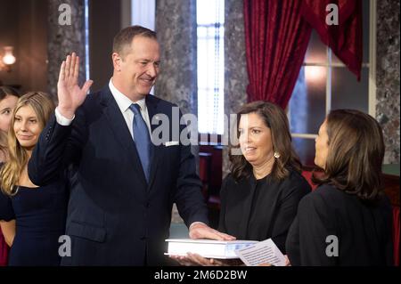 Der US-Vizepräsident Kamala Harris leistet während einer feierlichen Vereidigung in den USA den Amtseid an den US-Senator Eric Schmitt (Republikaner von Missouri), während seine Frau Jaime Schmitt eine bibel hält Capitol's Old Senate Chamber, Dienstag, 3. Januar 2023. Kredit: Cliff Owen/CNP/MediaPunch Stockfoto