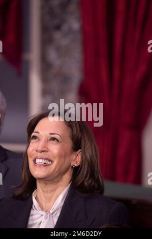 Der US-Vizepräsident Kamala Harris sieht während einer feierlichen Vereidigung der USA nach einem Foto Senatoren in den USA Capitol's Old Senate Chamber, Dienstag, 3. Januar 2023. Kredit: Cliff Owen/CNP/MediaPunch Stockfoto