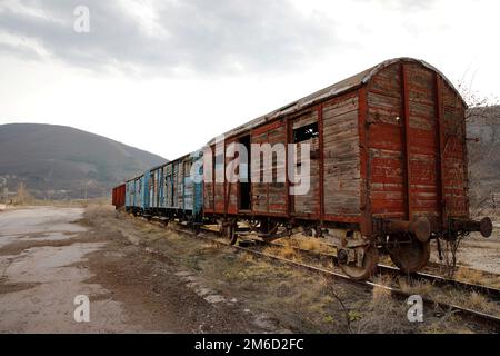 Verlassenen alten Eisenbahnwaggons auf dem Bahnhof, alte Waggons in einem verlassenen Bahnhof Stockfoto
