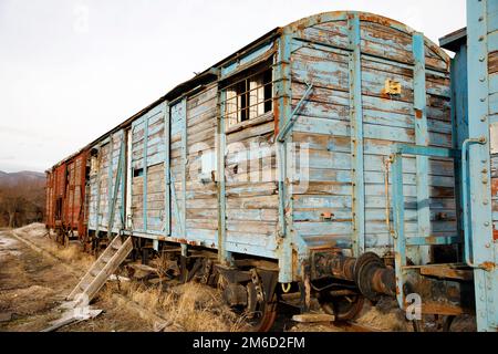 Verlassenen alten Eisenbahnwaggons auf dem Bahnhof, alte Waggons in einem verlassenen Bahnhof Stockfoto