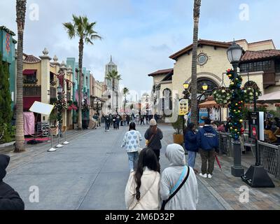 Universal City, Usa. 03. Januar 2023. Besucher besuchen die Universal Studios Hollywood. Universal Studios Hollywood ist ein sehr berühmter und beliebter Ort für Touristen. Es liegt in der Nähe von Los Angels, Kalifornien, und zieht jeden Tag Tausende von Besuchern an. Kredit: SOPA Images Limited/Alamy Live News Stockfoto