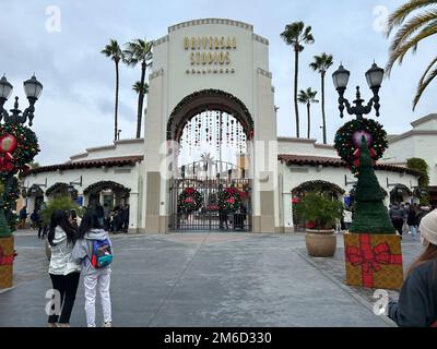 Universal City, Usa. 03. Januar 2023. Besucher besuchen die Universal Studios Hollywood. Universal Studios Hollywood ist ein sehr berühmter und beliebter Ort für Touristen. Es liegt in der Nähe von Los Angels, Kalifornien, und zieht jeden Tag Tausende von Besuchern an. Kredit: SOPA Images Limited/Alamy Live News Stockfoto
