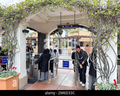 Universal City, Usa. 03. Januar 2023. Menschen betreten die Universal Studios Hollywood. Universal Studios Hollywood ist ein sehr berühmter und beliebter Ort für Touristen. Es liegt in der Nähe von Los Angels, Kalifornien, und zieht jeden Tag Tausende von Besuchern an. Kredit: SOPA Images Limited/Alamy Live News Stockfoto