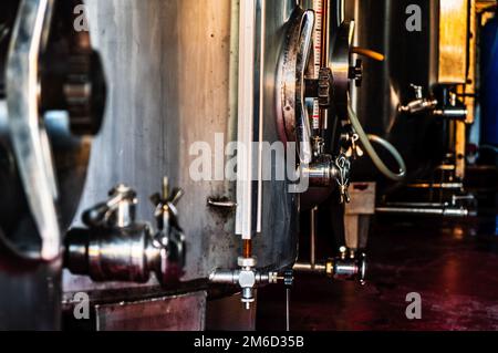 Wasserhahn der Weinkellerei im Hintergrund Stockfoto