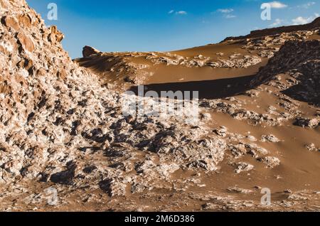 Felsige Dünen und dunkelbrauner Sand in der Wüste Atacama. Chile Stockfoto