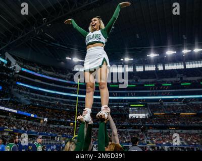 Arlington, TX, USA. 2. Januar 2023. Die Cheerleader von Tulane treten 2023 beim Fußballspiel Goodyear Cotton Bowl zwischen den Tulane Green Wave und den USC Trojanern im AT&T Stadium in Arlington, TX, an der Seitenlinie auf. Kyle Okita/CSM/Alamy Live News Stockfoto