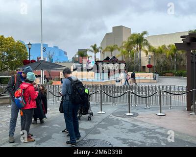 Universal City, Usa. 03. Januar 2023. Besucher besuchen die Universal Studios Hollywood. Universal Studios Hollywood ist ein sehr berühmter und beliebter Ort für Touristen. Es liegt in der Nähe von Los Angels, Kalifornien, und zieht jeden Tag Tausende von Besuchern an. (Foto: Michael Ho Wai Lee/SOPA Images/Sipa USA) Guthaben: SIPA USA/Alamy Live News Stockfoto