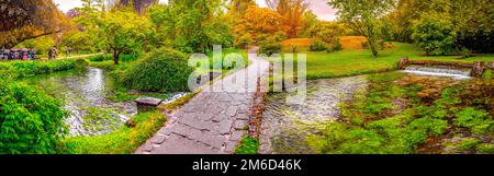 Bezaubernde eden-Gartenbrücke über den Teich im horizontalen Nymph-Garten oder Giardino della Ninfa in Latium - Italien Stockfoto