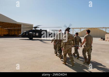 Taktische Kampfnotfallversorgung Studenten aus verschiedenen Einheiten auf dem Luftwaffenstützpunkt Incirlik tragen einen Wurf zu einem UH-60 Black Hawk Hubschrauber während des ersten kombinierten Medic-X- und TCCC-Kurses, der von der 39. Medical Group auf dem Luftwaffenstützpunkt Incirlik, Türkei, veranstaltet wurde, am 23. April 2022. Der fünftägige Kurs integrierte multifunktionale Flugzeugkonzepte in den bestehenden TCCC-Lehrplan, um alle Ärzte auf die Langzeitpflege vorzubereiten. Der medizinische Dienst der Air Force beauftragte die 39. MDG mit einem Beta-Test eines kombinierten Lehrplans, was dies zur ersten Ausbildung dieser Art in der Air Force macht. Stockfoto