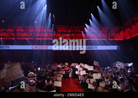 Alexandra Palace, London, Großbritannien. 3. Januar 2023. 2022/23 PDC Cazoo World Darts Championships Day 16 Finale; Michael Smith wird mit dem Crowd Credit: Action Plus Sports/Alamy Live News vorgestellt Stockfoto