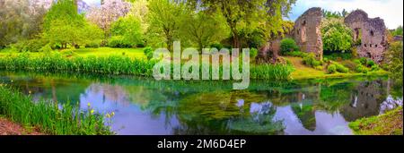 Traumhafter Fluss bezaubernde Burgruine Garten Märchennymphe Garten Stockfoto