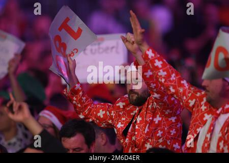 Alexandra Palace, London, Großbritannien. 3. Januar 2023. 2022/23 PDC Cazoo World Darts Championships Day 16 Final; Dart-Fans in schickem Kleid Gutschrift: Action Plus Sports/Alamy Live News Stockfoto