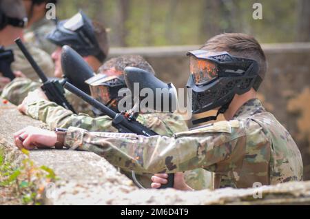 FORT MEADE, Md Kale Saunders, ein Kampfarzt, der der United States Army Signal School zugeteilt wurde, bereitet sich auf eine mögliche Verlobung als die gegnerische Truppe vor, für eine Trainingsveranstaltung in Fort George G. Meade, 23. April 2022. Dieses Training war der Höhepunkt der Krieger-Aufgaben und Kampfübungen der USASSD, die entscheidende Elemente enthielten, um Soldatenbereitschaft und Letalität zu gewährleisten Stockfoto