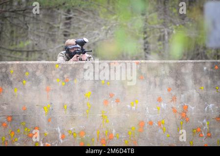 FORT MEADE, Md Ein Soldat, der der US Army Signal School zugeteilt wurde, erwidert das Feuer während einer Übung, bei der die Bewegung und Motivationstechniken der Truppe am 23. April 2022 in Fort George G. Meade, Maryland, im Mittelpunkt stehen. Die USASSD stellt sicher, dass ihre Soldaten bereit und in der Lage bleiben, durch eine rigorose Ausbildung und Vorbereitung jeder potenziellen Bedrohung zu begegnen. Stockfoto