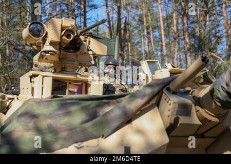 USA Chris Loupe, ein M1 Abrams Panzersystem-Betreuer, dem 2. Bataillon, dem 34. Panzerregiment, dem 1. Panzerbrigade-Kampfteam, der 1. Infanterie-Division, wartet auf seinen M1A2 Abrams-Panzer für eine anstehende Übung am Bucierz Range, Polen, 23. April 2022. Die 1. Infanterieabteilung ist unter anderem dem V Corps, dem in Europa stationierten amerikanischen Korps, zugeordnet, das mit NATO-Verbündeten und regionalen Sicherheitspartnern zusammenarbeitet, um Kampfkräfte zu bilden, die glaubwürdig sind. Stockfoto