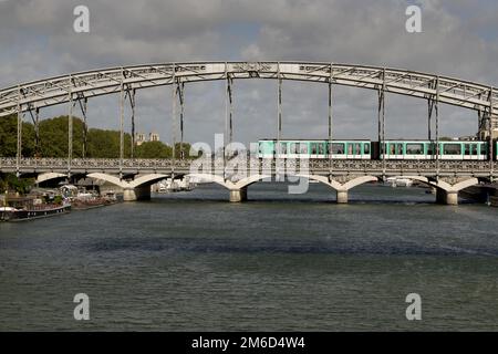 FRANKREICH, PARIS, 2019-04: Eine U-Bahn überquert das Viadukt von Austerlitz Stockfoto