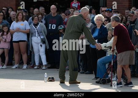 Oberst Darren Hamilton, 179. Airlift Wing Commander, überreicht seine Münze dem pensionierten Master Sgt. Bill Hunt, einem der lebendigen Chartermitglieder der ursprünglichen Einheit, während der 179. Airlift Wing Flying Legacy Zeremonie in Mansfield Lahm ANGB, Ohio, 23. April 2022. Nachdem er zum ersten Cyber Wing der US-amerikanischen Air National Guard gewählt wurde, Die Einheit geht vom Fliegen eines C-130H Hercules über und ehrt das historische Erbe ihrer Einheit als Flugeinheit aus dem Jahr 1948, deren Herkunft bis ins Jahr 1942 zurückreicht, einschließlich der 363. Kampfgeschwader des Zweiten Weltkriegs Stockfoto