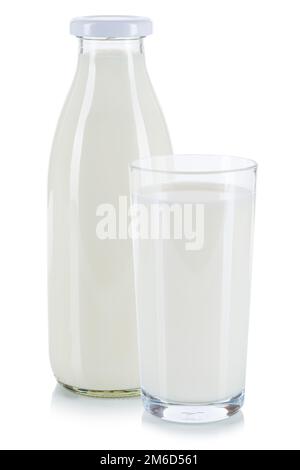 Frische Milch in einem Glas und einer Flasche, isoliert auf weiß Stockfoto