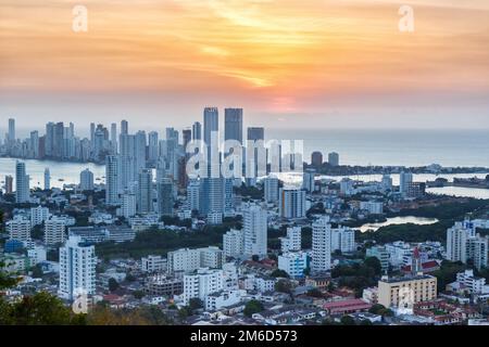 Skyline von Cartagena Kolumbien Stadt Meer Wolkenkratzer Sonnenuntergang Dämmerung Stockfoto