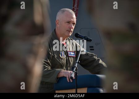 Oberst Darren Hamilton, 179. Airlift Wing Commander, spricht mit Mitgliedern der Ohio Nationalgarde zusammen mit Freunden, Familienmitgliedern und früheren Mitgliedern des Dienstes während der 179. Airlift Wing Flying Legacy Zeremonie in Mansfield Lahm ANGB, Ohio, 23. April 2022. Nachdem er zum ersten Cyber Wing der US-amerikanischen Air National Guard gewählt wurde, Die Einheit geht vom Fliegen eines C-130H Hercules über und ehrt das historische Erbe ihrer Einheit als Flugeinheit aus dem Jahr 1948, deren Herkunft bis ins Jahr 1942 zurückreicht, einschließlich der 363. Kampfgeschwader des Zweiten Weltkriegs Stockfoto