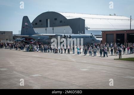 Mitglieder der Nationalgarde Ohio treffen sich mit Freunden, Familie und Anhängern bei der Zeremonie des Airlift Wing Flying Legacy 179. in Mansfield Lahm ANGB, Ohio, 23. April 2022. Nachdem er zum ersten Cyber Wing der US-amerikanischen Air National Guard gewählt wurde, Die Einheit geht vom Fliegen eines C-130H Hercules über und ehrt das historische Erbe ihrer Einheit als Flugeinheit aus dem Jahr 1948, deren Herkunft bis ins Jahr 1942 zurückreicht, einschließlich der 363. Kampfgeschwader des Zweiten Weltkriegs Stockfoto