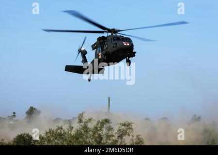 Ein Arizona Army National Guard UH-60L Black Hawk Helicopter, der dem 2-285. Assault Helicopter Bataillon in Phoenix zugeteilt wurde, landet während einer Rettungsübung am 23. April 2022 in Florenz, Arizona, im Florence Military Reservation (Arizona Army National Guard Foto von Sergeant 1. Klasse Brian A. Barbour) Stockfoto