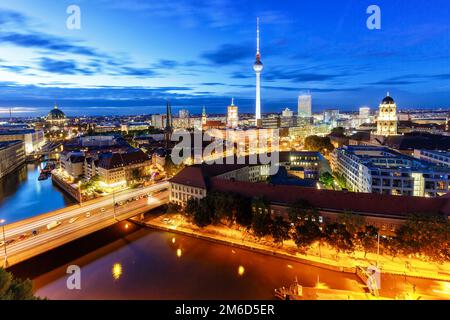 Berliner Skyline tv Tower Rathaus bei Nacht Deutschland City Stockfoto