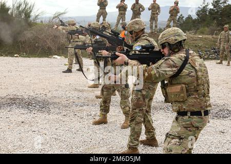 Soldaten des 1. Bataillons der Charlie Company, der 149. Infanterie und Soldaten aus der Republik Lettland führen am 23. April 2022 in der Nähe von Mitrovica, Kosovo, eine Schusswaffenausbildung durch. Intern findet die KFOR-Zusammenarbeit zwischen all unseren geschätzten, truppenstellenden Nationen statt. Stockfoto