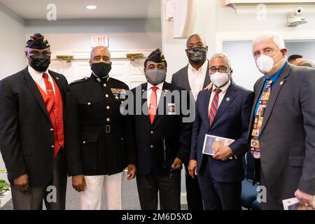 USA Marinekorps-LT. Michael E. Langley, Commander der Flotteneinheit Marine Force, Atlantic, Marine Forces Command, Marine Forces Northern Command, Center Left, versammelt sich mit Zeremoniegästen aus den USA Rep. Bobby Scott, zweiter von rechts, Repräsentant von Virginias 3. Congressional District, Bobby Dyer, Right, Bürgermeister von Virginia Beach, Virginia, und Mitglieder der National Montford Point Marines Association (NMPMA), Tidewater Virginia Kapitel 14, in der New Jerusalem Ministries Church, Virginia Beach, VA, am 23. April 2022. Während der Zeremonie, USA Marinekorps Private First Class Frank Edward Parker Stockfoto