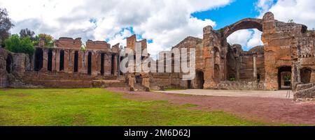 Römische Ruinen Panorama Grandi Terme Gegend in der Villa Adriana oder Hadrians Villa archäologische Ausgrabungsstätte der UNESCO in Tivoli - Rom - Lazi Stockfoto