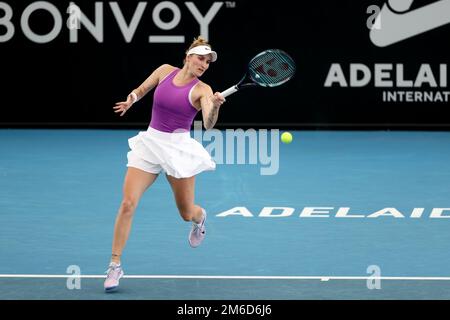 Adelaide, Australien, 4. Januar 2023. Marketa Vondrousova aus der Tschechischen Republik spielt am 04. Januar 2023 auf dem Memorial Drive in Adelaide, Australien, eine Vorreiterrolle beim internationalen Tennisspiel von Adelaide zwischen Kaia Kanepi aus Estland und Marketa Vondrousova aus der Tschechischen Republik. Kredit: Peter Mundy/Speed Media/Alamy Live News Stockfoto