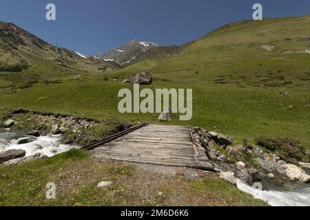 Durch den schmelzenden Schnee in den französischen Bergen erzeugte Ströme. Stockfoto