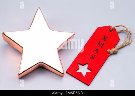 Goldener Weihnachtsstern mit rotem Aufkleber Stockfoto