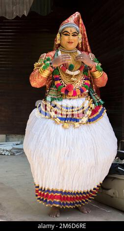 Kathakali-Tänzerin. Kathakali-Tanzshow im Boris-Garten Sofia in Bulgarien. Stockfoto