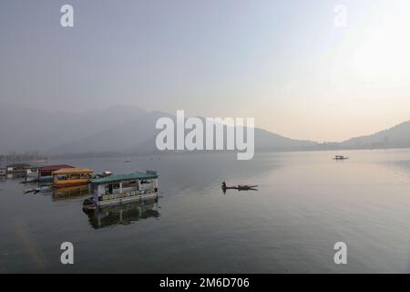 Srinagar, Indien. 02. Januar 2023. Bootsfahrer rudern an einem kalten Wintertag in Srinagar mit ihren Booten über den Dal-See. Kredit: SOPA Images Limited/Alamy Live News Stockfoto