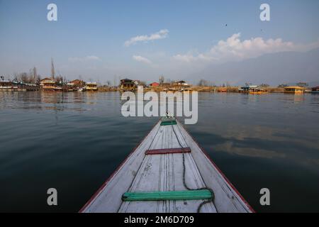 Srinagar, Indien. 02. Januar 2023. An einem kalten Wintertag in Srinagar liegen Hausboote am Ufer des Dal-Sees vor. Kredit: SOPA Images Limited/Alamy Live News Stockfoto