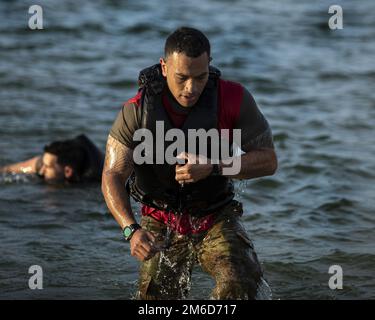 USA Armee-CPT Alaimoana Paunga ist dem 20. Ingenieurbataillon zugeteilt, 36. Ingenieurbrigade, Fort Hood, TX. Schließt die Schwimmphase des Wettbewerbs „Best Sapper“ in Fort Leonard Wood ab, MO, April 23 2022. Der „Best Sapper“-Wettbewerb gibt Eliteingenieuren in der gesamten Armee die Möglichkeit, in einem anspruchsvollen, dreitägigen sechs-Phasen-Wettbewerb mitzumachen, um herauszufinden, wer die besten Ingenieure der Armee sind. Stockfoto
